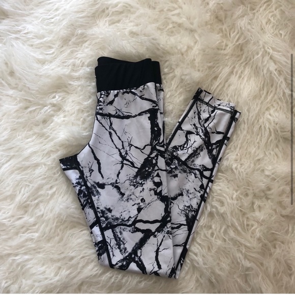 Stronger the Label white black marble activewear set Xs - Picture 5 of 9
